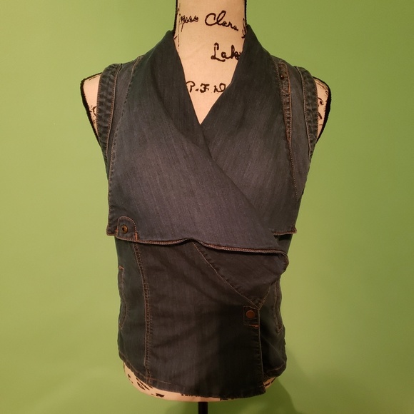 Kut from the Kloth Tops - SALE 7 FOR $20 Kut From The Kloth Denim Vest szM